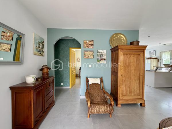 🏡 ✨ Coup de cœur à Saint-Jean-de-Fos –Le confort du plain-pied dans un cadre exceptionnel ! ✨

🌿 À l’entrée des magnifiques Gorges de l’Hérault, dans l’un des villages les plus prisés de la région, découvrez cette superbe villa de plain-pied de 119 m², pensée pour offrir confort, sérénité et qualité de vie.

❤️ Idéale pour des retraités en quête de tranquillité ou une famille souhaitant profiter d’un environnement privilégié.

✨ Ses atouts :
🏠 Villa entièrement de plain-pied, pratique et accessible.
🛋️ Belle pièce de vie lumineuse ouverte sur l’extérieur.
🌞 Grande terrasse couverte pour partager de beaux moments toute l’année.
🏊 Piscine et jardin paysager, un véritable havre de paix.
🛏️ 3 chambres, dont une suite avec salle d’eau privative.
🛁 Salle de bains supplémentaire.
💼 Bureau idéal pour le télétravail ou une chambre d’appoint.
🚗 Garage + nombreux stationnements.
❄️ Chauffage gainable réversible.
🌱 Chauffe-eau thermodynamique pour un confort économique.

📍 Saint-Jean-de-Fos, c’est la douceur de vivre au cœur de la nature, entre rivière, randonnées, villages de caractère et à seulement quelques minutes de Saint-Guilhem-le-Désert. Un cadre de vie rêvé où il fait bon vivre toute l’année.

💙 Une maison où il ne reste plus qu’à poser vos valises…

📞 Une visite s’impose ! Vous pourriez bien avoir trouvé votre futur chez-vous.