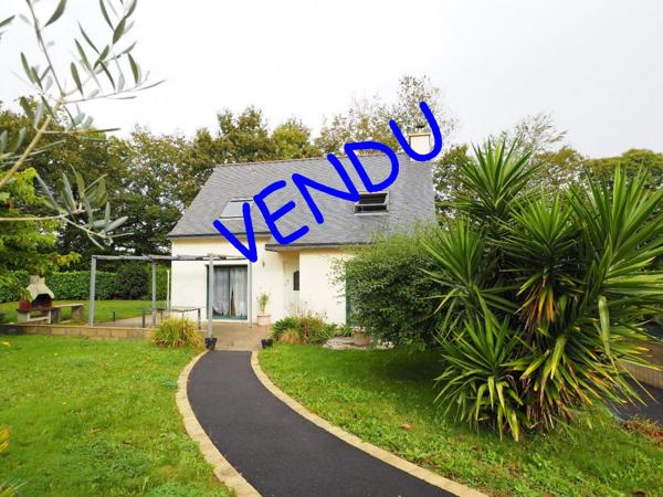 Maison contemporaine avec beau jardin arboré proche commodités