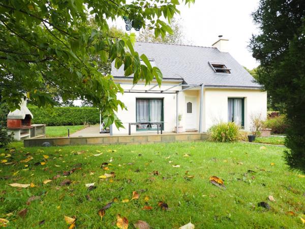 Maison contemporaine avec beau jardin arboré proche commodités