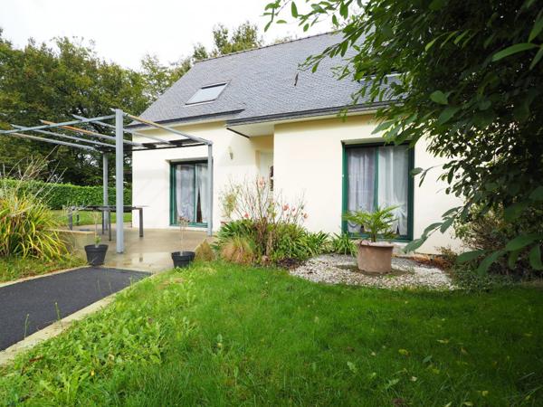 Maison contemporaine avec beau jardin arboré proche commodités