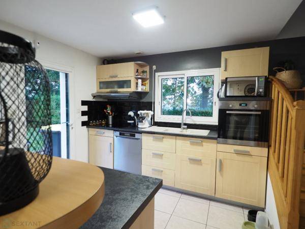 Maison contemporaine avec beau jardin arboré proche commodités