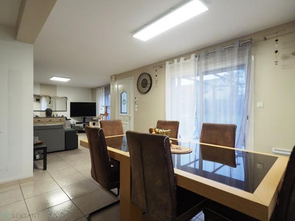 Maison contemporaine avec beau jardin arboré proche commodités