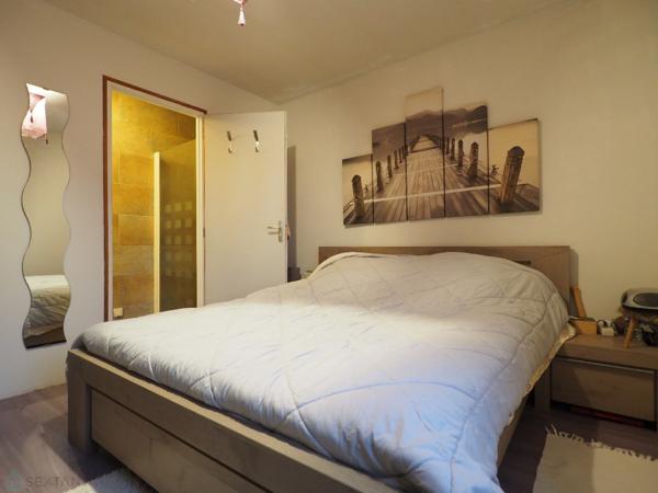 Maison contemporaine avec beau jardin arboré proche commodités