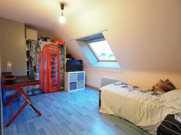 Maison contemporaine avec beau jardin arboré proche commodités