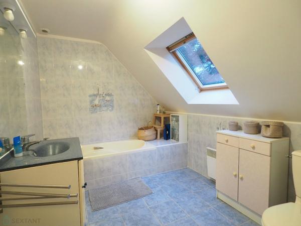 Maison contemporaine avec beau jardin arboré proche commodités