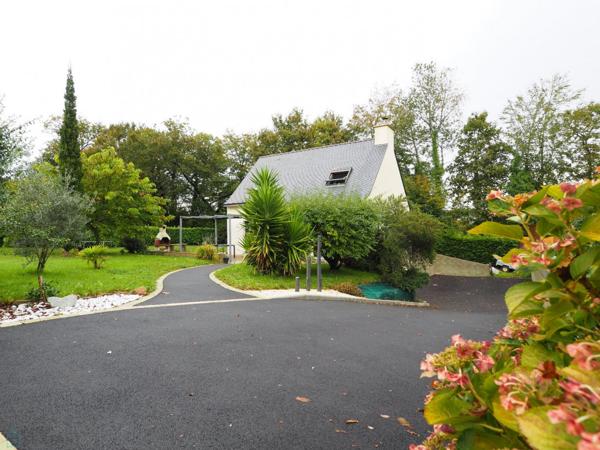 Maison contemporaine avec beau jardin arboré proche commodités
