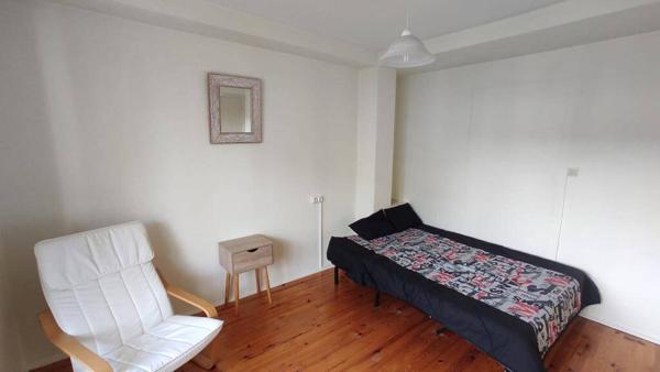 F1 MEUBLÉ SUR LES HAUTEURS DE FAURIEL