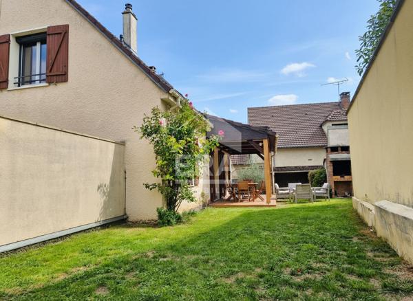 Grande maison familiale 8 pièces avec jardin et garage, proche centre et gare