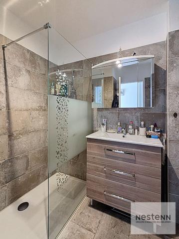 T3 rénové avec terrasse exposée sud-ouest à Fréjus Plage, lumineux, garage et parking