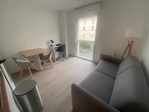 LA ROCHE SUR YON PENTAGONE DANS RESIDENCE SECURISEE STUDIO MEUBLE 20M² AU PIED DE LA PLACE NAPOLEON