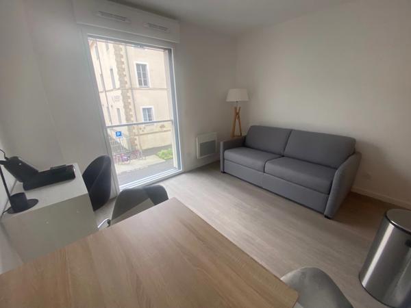 LA ROCHE SUR YON PENTAGONE DANS RESIDENCE SECURISEE STUDIO MEUBLE 20M² AU PIED DE LA PLACE NAPOLEON