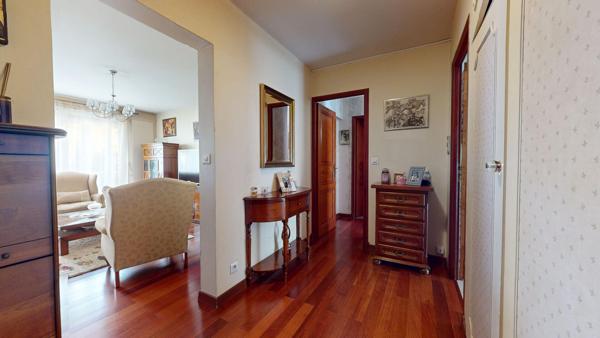 VILLEMOMBLE , HYPER CENTRE , FAMILIAL, LUMINEUX & TOUT À PIED