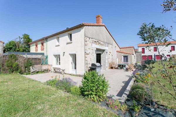 Maison Clisson 4 P . 3 Chs . 109.64 M² . T 952 M² . Terrasse . Dépendances