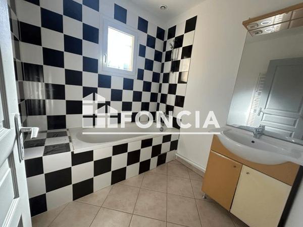 Location Appartement 5 pièces 96.4 m² - 18 RUE JULES FERRY Rians 83560