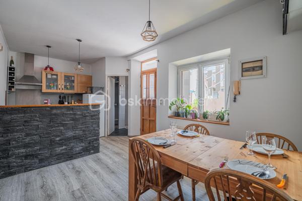 Situé en plein centre-ville de Rumilly, cet appartement traversant bénéficie d'un emplacement privilégié à deux pas des commerces, des écoles, des services et de l'ensemble des commodités du quotidien.

Au sein d'une petite copropriété de seulement trois lots d'habitation, aux faibles charges annuelles, ce bien offre un cadre de vie agréable et une gestion simplifiée.

L'appartement se compose d'une pièce de vie conviviale avec une cuisine ouverte sur le séjour, de deux chambres, ainsi que d'une salle d'eau avec toilettes.

À l'extérieur, vous profiterez d'une agréable terrasse d'environ 15 m², idéale pour vos repas en plein air ou vos moments de détente. Un réduit situé sous la terrasse ainsi qu'une cave viennent compléter les espaces de rangement.

Le chauffage est assuré par des convecteurs électriques.

Que vous recherchiez votre première résidence principale ou un investissement locatif offrant un beau potentiel, cet appartement constitue une belle opportunité sur un secteur particulièrement recherché.

Un garage peut également être acquis en supplément afin d'apporter un confort de stationnement supplémentaire.

À découvrir sans tarder.