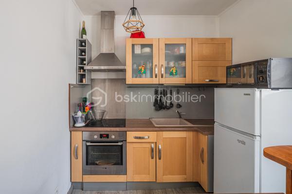 Situé en plein centre-ville de Rumilly, cet appartement traversant bénéficie d'un emplacement privilégié à deux pas des commerces, des écoles, des services et de l'ensemble des commodités du quotidien.

Au sein d'une petite copropriété de seulement trois lots d'habitation, aux faibles charges annuelles, ce bien offre un cadre de vie agréable et une gestion simplifiée.

L'appartement se compose d'une pièce de vie conviviale avec une cuisine ouverte sur le séjour, de deux chambres, ainsi que d'une salle d'eau avec toilettes.

À l'extérieur, vous profiterez d'une agréable terrasse d'environ 15 m², idéale pour vos repas en plein air ou vos moments de détente. Un réduit situé sous la terrasse ainsi qu'une cave viennent compléter les espaces de rangement.

Le chauffage est assuré par des convecteurs électriques.

Que vous recherchiez votre première résidence principale ou un investissement locatif offrant un beau potentiel, cet appartement constitue une belle opportunité sur un secteur particulièrement recherché.

Un garage peut également être acquis en supplément afin d'apporter un confort de stationnement supplémentaire.

À découvrir sans tarder.