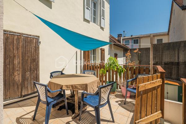 Situé en plein centre-ville de Rumilly, cet appartement traversant bénéficie d'un emplacement privilégié à deux pas des commerces, des écoles, des services et de l'ensemble des commodités du quotidien.

Au sein d'une petite copropriété de seulement trois lots d'habitation, aux faibles charges annuelles, ce bien offre un cadre de vie agréable et une gestion simplifiée.

L'appartement se compose d'une pièce de vie conviviale avec une cuisine ouverte sur le séjour, de deux chambres, ainsi que d'une salle d'eau avec toilettes.

À l'extérieur, vous profiterez d'une agréable terrasse d'environ 15 m², idéale pour vos repas en plein air ou vos moments de détente. Un réduit situé sous la terrasse ainsi qu'une cave viennent compléter les espaces de rangement.

Le chauffage est assuré par des convecteurs électriques.

Que vous recherchiez votre première résidence principale ou un investissement locatif offrant un beau potentiel, cet appartement constitue une belle opportunité sur un secteur particulièrement recherché.

Un garage peut également être acquis en supplément afin d'apporter un confort de stationnement supplémentaire.

À découvrir sans tarder.