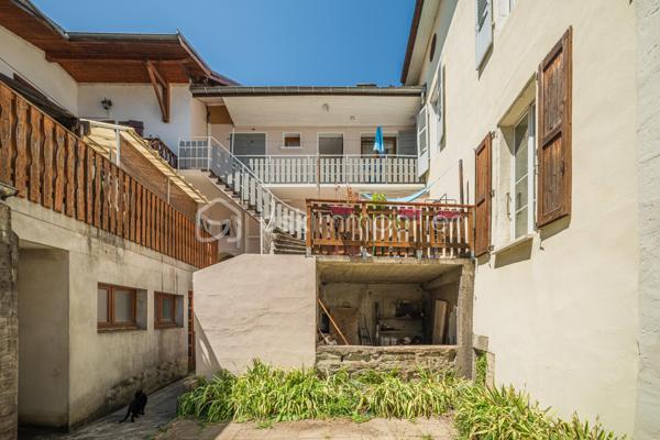 Situé en plein centre-ville de Rumilly, cet appartement traversant bénéficie d'un emplacement privilégié à deux pas des commerces, des écoles, des services et de l'ensemble des commodités du quotidien.

Au sein d'une petite copropriété de seulement trois lots d'habitation, aux faibles charges annuelles, ce bien offre un cadre de vie agréable et une gestion simplifiée.

L'appartement se compose d'une pièce de vie conviviale avec une cuisine ouverte sur le séjour, de deux chambres, ainsi que d'une salle d'eau avec toilettes.

À l'extérieur, vous profiterez d'une agréable terrasse d'environ 15 m², idéale pour vos repas en plein air ou vos moments de détente. Un réduit situé sous la terrasse ainsi qu'une cave viennent compléter les espaces de rangement.

Le chauffage est assuré par des convecteurs électriques.

Que vous recherchiez votre première résidence principale ou un investissement locatif offrant un beau potentiel, cet appartement constitue une belle opportunité sur un secteur particulièrement recherché.

Un garage peut également être acquis en supplément afin d'apporter un confort de stationnement supplémentaire.

À découvrir sans tarder.