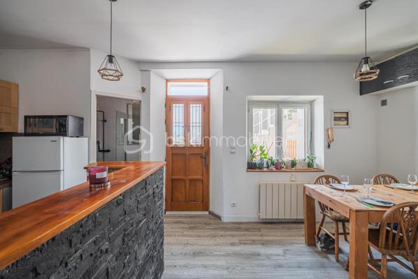 Situé en plein centre-ville de Rumilly, cet appartement traversant bénéficie d'un emplacement privilégié à deux pas des commerces, des écoles, des services et de l'ensemble des commodités du quotidien.

Au sein d'une petite copropriété de seulement trois lots d'habitation, aux faibles charges annuelles, ce bien offre un cadre de vie agréable et une gestion simplifiée.

L'appartement se compose d'une pièce de vie conviviale avec une cuisine ouverte sur le séjour, de deux chambres, ainsi que d'une salle d'eau avec toilettes.

À l'extérieur, vous profiterez d'une agréable terrasse d'environ 15 m², idéale pour vos repas en plein air ou vos moments de détente. Un réduit situé sous la terrasse ainsi qu'une cave viennent compléter les espaces de rangement.

Le chauffage est assuré par des convecteurs électriques.

Que vous recherchiez votre première résidence principale ou un investissement locatif offrant un beau potentiel, cet appartement constitue une belle opportunité sur un secteur particulièrement recherché.

Un garage peut également être acquis en supplément afin d'apporter un confort de stationnement supplémentaire.

À découvrir sans tarder.