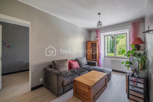 Situé en plein centre-ville de Rumilly, cet appartement traversant bénéficie d'un emplacement privilégié à deux pas des commerces, des écoles, des services et de l'ensemble des commodités du quotidien.

Au sein d'une petite copropriété de seulement trois lots d'habitation, aux faibles charges annuelles, ce bien offre un cadre de vie agréable et une gestion simplifiée.

L'appartement se compose d'une pièce de vie conviviale avec une cuisine ouverte sur le séjour, de deux chambres, ainsi que d'une salle d'eau avec toilettes.

À l'extérieur, vous profiterez d'une agréable terrasse d'environ 15 m², idéale pour vos repas en plein air ou vos moments de détente. Un réduit situé sous la terrasse ainsi qu'une cave viennent compléter les espaces de rangement.

Le chauffage est assuré par des convecteurs électriques.

Que vous recherchiez votre première résidence principale ou un investissement locatif offrant un beau potentiel, cet appartement constitue une belle opportunité sur un secteur particulièrement recherché.

Un garage peut également être acquis en supplément afin d'apporter un confort de stationnement supplémentaire.

À découvrir sans tarder.