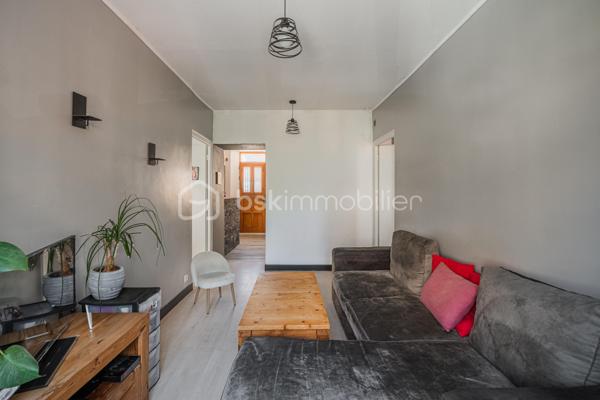 Situé en plein centre-ville de Rumilly, cet appartement traversant bénéficie d'un emplacement privilégié à deux pas des commerces, des écoles, des services et de l'ensemble des commodités du quotidien.

Au sein d'une petite copropriété de seulement trois lots d'habitation, aux faibles charges annuelles, ce bien offre un cadre de vie agréable et une gestion simplifiée.

L'appartement se compose d'une pièce de vie conviviale avec une cuisine ouverte sur le séjour, de deux chambres, ainsi que d'une salle d'eau avec toilettes.

À l'extérieur, vous profiterez d'une agréable terrasse d'environ 15 m², idéale pour vos repas en plein air ou vos moments de détente. Un réduit situé sous la terrasse ainsi qu'une cave viennent compléter les espaces de rangement.

Le chauffage est assuré par des convecteurs électriques.

Que vous recherchiez votre première résidence principale ou un investissement locatif offrant un beau potentiel, cet appartement constitue une belle opportunité sur un secteur particulièrement recherché.

Un garage peut également être acquis en supplément afin d'apporter un confort de stationnement supplémentaire.

À découvrir sans tarder.