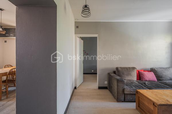 Situé en plein centre-ville de Rumilly, cet appartement traversant bénéficie d'un emplacement privilégié à deux pas des commerces, des écoles, des services et de l'ensemble des commodités du quotidien.

Au sein d'une petite copropriété de seulement trois lots d'habitation, aux faibles charges annuelles, ce bien offre un cadre de vie agréable et une gestion simplifiée.

L'appartement se compose d'une pièce de vie conviviale avec une cuisine ouverte sur le séjour, de deux chambres, ainsi que d'une salle d'eau avec toilettes.

À l'extérieur, vous profiterez d'une agréable terrasse d'environ 15 m², idéale pour vos repas en plein air ou vos moments de détente. Un réduit situé sous la terrasse ainsi qu'une cave viennent compléter les espaces de rangement.

Le chauffage est assuré par des convecteurs électriques.

Que vous recherchiez votre première résidence principale ou un investissement locatif offrant un beau potentiel, cet appartement constitue une belle opportunité sur un secteur particulièrement recherché.

Un garage peut également être acquis en supplément afin d'apporter un confort de stationnement supplémentaire.

À découvrir sans tarder.