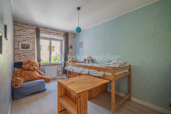 Situé en plein centre-ville de Rumilly, cet appartement traversant bénéficie d'un emplacement privilégié à deux pas des commerces, des écoles, des services et de l'ensemble des commodités du quotidien.

Au sein d'une petite copropriété de seulement trois lots d'habitation, aux faibles charges annuelles, ce bien offre un cadre de vie agréable et une gestion simplifiée.

L'appartement se compose d'une pièce de vie conviviale avec une cuisine ouverte sur le séjour, de deux chambres, ainsi que d'une salle d'eau avec toilettes.

À l'extérieur, vous profiterez d'une agréable terrasse d'environ 15 m², idéale pour vos repas en plein air ou vos moments de détente. Un réduit situé sous la terrasse ainsi qu'une cave viennent compléter les espaces de rangement.

Le chauffage est assuré par des convecteurs électriques.

Que vous recherchiez votre première résidence principale ou un investissement locatif offrant un beau potentiel, cet appartement constitue une belle opportunité sur un secteur particulièrement recherché.

Un garage peut également être acquis en supplément afin d'apporter un confort de stationnement supplémentaire.

À découvrir sans tarder.