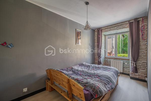 Situé en plein centre-ville de Rumilly, cet appartement traversant bénéficie d'un emplacement privilégié à deux pas des commerces, des écoles, des services et de l'ensemble des commodités du quotidien.

Au sein d'une petite copropriété de seulement trois lots d'habitation, aux faibles charges annuelles, ce bien offre un cadre de vie agréable et une gestion simplifiée.

L'appartement se compose d'une pièce de vie conviviale avec une cuisine ouverte sur le séjour, de deux chambres, ainsi que d'une salle d'eau avec toilettes.

À l'extérieur, vous profiterez d'une agréable terrasse d'environ 15 m², idéale pour vos repas en plein air ou vos moments de détente. Un réduit situé sous la terrasse ainsi qu'une cave viennent compléter les espaces de rangement.

Le chauffage est assuré par des convecteurs électriques.

Que vous recherchiez votre première résidence principale ou un investissement locatif offrant un beau potentiel, cet appartement constitue une belle opportunité sur un secteur particulièrement recherché.

Un garage peut également être acquis en supplément afin d'apporter un confort de stationnement supplémentaire.

À découvrir sans tarder.