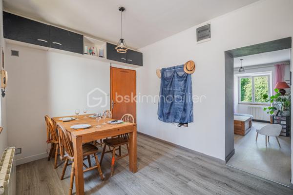 Situé en plein centre-ville de Rumilly, cet appartement traversant bénéficie d'un emplacement privilégié à deux pas des commerces, des écoles, des services et de l'ensemble des commodités du quotidien.

Au sein d'une petite copropriété de seulement trois lots d'habitation, aux faibles charges annuelles, ce bien offre un cadre de vie agréable et une gestion simplifiée.

L'appartement se compose d'une pièce de vie conviviale avec une cuisine ouverte sur le séjour, de deux chambres, ainsi que d'une salle d'eau avec toilettes.

À l'extérieur, vous profiterez d'une agréable terrasse d'environ 15 m², idéale pour vos repas en plein air ou vos moments de détente. Un réduit situé sous la terrasse ainsi qu'une cave viennent compléter les espaces de rangement.

Le chauffage est assuré par des convecteurs électriques.

Que vous recherchiez votre première résidence principale ou un investissement locatif offrant un beau potentiel, cet appartement constitue une belle opportunité sur un secteur particulièrement recherché.

Un garage peut également être acquis en supplément afin d'apporter un confort de stationnement supplémentaire.

À découvrir sans tarder.