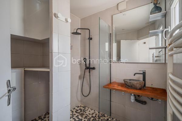 Situé en plein centre-ville de Rumilly, cet appartement traversant bénéficie d'un emplacement privilégié à deux pas des commerces, des écoles, des services et de l'ensemble des commodités du quotidien.

Au sein d'une petite copropriété de seulement trois lots d'habitation, aux faibles charges annuelles, ce bien offre un cadre de vie agréable et une gestion simplifiée.

L'appartement se compose d'une pièce de vie conviviale avec une cuisine ouverte sur le séjour, de deux chambres, ainsi que d'une salle d'eau avec toilettes.

À l'extérieur, vous profiterez d'une agréable terrasse d'environ 15 m², idéale pour vos repas en plein air ou vos moments de détente. Un réduit situé sous la terrasse ainsi qu'une cave viennent compléter les espaces de rangement.

Le chauffage est assuré par des convecteurs électriques.

Que vous recherchiez votre première résidence principale ou un investissement locatif offrant un beau potentiel, cet appartement constitue une belle opportunité sur un secteur particulièrement recherché.

Un garage peut également être acquis en supplément afin d'apporter un confort de stationnement supplémentaire.

À découvrir sans tarder.