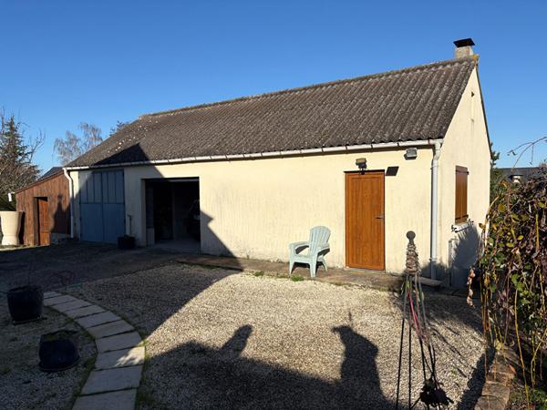 Maison à vendre à Beaufort en Anjou avec terrain de 4000 m2 et grande dépendance.