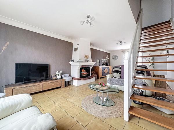 Maison à vendre à Beaufort en Anjou avec terrain de 4000 m2 et grande dépendance.