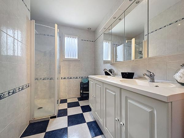 Maison à vendre à Beaufort en Anjou avec terrain de 4000 m2 et grande dépendance.