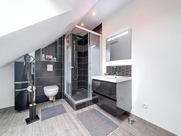 Maison à vendre à Beaufort en Anjou avec terrain de 4000 m2 et grande dépendance.