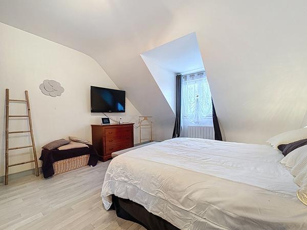 Maison à vendre à Beaufort en Anjou avec terrain de 4000 m2 et grande dépendance.