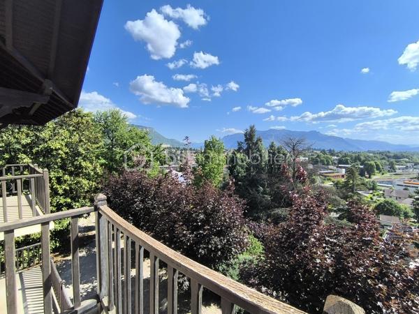 Rare sur le secteur ! En plein cœur de Voiron, à deux pas de toutes les commodités, cette demeure pleine de charme vous invite à un véritable coup de cœur. Nichée dans un parc arboré de plus de 5000 m², elle offre une vue imprenable sur les massifs environnants — un cadre de vie exceptionnel, à quelques minutes du centre-ville.

📍 Emplacement
En plein centre de Voiron
À proximité immédiate de toutes commodités (commerces, écoles, transports)
Vue imprenable sur les massifs

🌳 Extérieurs
Parc arboré de plus de 5000 m²
Cadre verdoyant et préservé, calme assuré
Garage double non accolé à la maison

🏠 Intérieurs
Surface utile de plus de 300 m²
2 étages
Combles aménageables (parquet déjà posé)
Sous-sol complet

✨ À prévoir
Un grand rafraîchissement pour la remettre à votre goût et révéler tout son potentiel
Terrain non constructible et non piscinable (PLU en vigueur)

Une maison à fort potentiel, dans un écrin de verdure rare en plein centre-ville. Contactez-nous vite pour une visite, les biens de ce type ne restent jamais longtemps sur le marché !

📞 Pour plus d'informations ou organiser une visite, contactez Anaïs Emptaz au 06 85 15 52 63.
Cette annonce vous est présentée par votre agent commercial BSK Immobilier ANAÏS EMPTAZ-COLOMB (EI) immatriculé au RSAC de GRENOBLE (38000) sous le numéro 88235476400046.