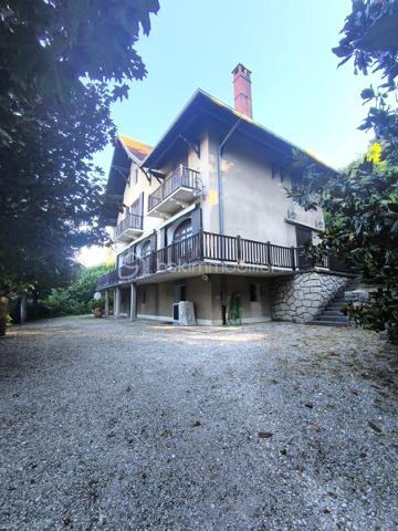 Rare sur le secteur ! En plein cœur de Voiron, à deux pas de toutes les commodités, cette demeure pleine de charme vous invite à un véritable coup de cœur. Nichée dans un parc arboré de plus de 5000 m², elle offre une vue imprenable sur les massifs environnants — un cadre de vie exceptionnel, à quelques minutes du centre-ville.

📍 Emplacement
En plein centre de Voiron
À proximité immédiate de toutes commodités (commerces, écoles, transports)
Vue imprenable sur les massifs

🌳 Extérieurs
Parc arboré de plus de 5000 m²
Cadre verdoyant et préservé, calme assuré
Garage double non accolé à la maison

🏠 Intérieurs
Surface utile de plus de 300 m²
2 étages
Combles aménageables (parquet déjà posé)
Sous-sol complet

✨ À prévoir
Un grand rafraîchissement pour la remettre à votre goût et révéler tout son potentiel
Terrain non constructible et non piscinable (PLU en vigueur)

Une maison à fort potentiel, dans un écrin de verdure rare en plein centre-ville. Contactez-nous vite pour une visite, les biens de ce type ne restent jamais longtemps sur le marché !

📞 Pour plus d'informations ou organiser une visite, contactez Anaïs Emptaz au 06 85 15 52 63.
Cette annonce vous est présentée par votre agent commercial BSK Immobilier ANAÏS EMPTAZ-COLOMB (EI) immatriculé au RSAC de GRENOBLE (38000) sous le numéro 88235476400046.