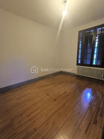 Rare sur le secteur ! En plein cœur de Voiron, à deux pas de toutes les commodités, cette demeure pleine de charme vous invite à un véritable coup de cœur. Nichée dans un parc arboré de plus de 5000 m², elle offre une vue imprenable sur les massifs environnants — un cadre de vie exceptionnel, à quelques minutes du centre-ville.

📍 Emplacement
En plein centre de Voiron
À proximité immédiate de toutes commodités (commerces, écoles, transports)
Vue imprenable sur les massifs

🌳 Extérieurs
Parc arboré de plus de 5000 m²
Cadre verdoyant et préservé, calme assuré
Garage double non accolé à la maison

🏠 Intérieurs
Surface utile de plus de 300 m²
2 étages
Combles aménageables (parquet déjà posé)
Sous-sol complet

✨ À prévoir
Un grand rafraîchissement pour la remettre à votre goût et révéler tout son potentiel
Terrain non constructible et non piscinable (PLU en vigueur)

Une maison à fort potentiel, dans un écrin de verdure rare en plein centre-ville. Contactez-nous vite pour une visite, les biens de ce type ne restent jamais longtemps sur le marché !

📞 Pour plus d'informations ou organiser une visite, contactez Anaïs Emptaz au 06 85 15 52 63.
Cette annonce vous est présentée par votre agent commercial BSK Immobilier ANAÏS EMPTAZ-COLOMB (EI) immatriculé au RSAC de GRENOBLE (38000) sous le numéro 88235476400046.