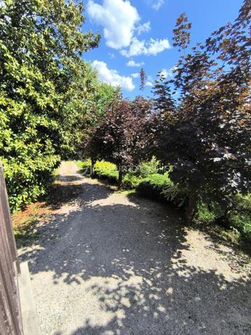 Rare sur le secteur ! En plein cœur de Voiron, à deux pas de toutes les commodités, cette demeure pleine de charme vous invite à un véritable coup de cœur. Nichée dans un parc arboré de plus de 5000 m², elle offre une vue imprenable sur les massifs environnants — un cadre de vie exceptionnel, à quelques minutes du centre-ville.

📍 Emplacement
En plein centre de Voiron
À proximité immédiate de toutes commodités (commerces, écoles, transports)
Vue imprenable sur les massifs

🌳 Extérieurs
Parc arboré de plus de 5000 m²
Cadre verdoyant et préservé, calme assuré
Garage double non accolé à la maison

🏠 Intérieurs
Surface utile de plus de 300 m²
2 étages
Combles aménageables (parquet déjà posé)
Sous-sol complet

✨ À prévoir
Un grand rafraîchissement pour la remettre à votre goût et révéler tout son potentiel
Terrain non constructible et non piscinable (PLU en vigueur)

Une maison à fort potentiel, dans un écrin de verdure rare en plein centre-ville. Contactez-nous vite pour une visite, les biens de ce type ne restent jamais longtemps sur le marché !

📞 Pour plus d'informations ou organiser une visite, contactez Anaïs Emptaz au 06 85 15 52 63.
Cette annonce vous est présentée par votre agent commercial BSK Immobilier ANAÏS EMPTAZ-COLOMB (EI) immatriculé au RSAC de GRENOBLE (38000) sous le numéro 88235476400046.