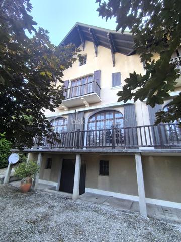 Rare sur le secteur ! En plein cœur de Voiron, à deux pas de toutes les commodités, cette demeure pleine de charme vous invite à un véritable coup de cœur. Nichée dans un parc arboré de plus de 5000 m², elle offre une vue imprenable sur les massifs environnants — un cadre de vie exceptionnel, à quelques minutes du centre-ville.

📍 Emplacement
En plein centre de Voiron
À proximité immédiate de toutes commodités (commerces, écoles, transports)
Vue imprenable sur les massifs

🌳 Extérieurs
Parc arboré de plus de 5000 m²
Cadre verdoyant et préservé, calme assuré
Garage double non accolé à la maison

🏠 Intérieurs
Surface utile de plus de 300 m²
2 étages
Combles aménageables (parquet déjà posé)
Sous-sol complet

✨ À prévoir
Un grand rafraîchissement pour la remettre à votre goût et révéler tout son potentiel
Terrain non constructible et non piscinable (PLU en vigueur)

Une maison à fort potentiel, dans un écrin de verdure rare en plein centre-ville. Contactez-nous vite pour une visite, les biens de ce type ne restent jamais longtemps sur le marché !

📞 Pour plus d'informations ou organiser une visite, contactez Anaïs Emptaz au 06 85 15 52 63.
Cette annonce vous est présentée par votre agent commercial BSK Immobilier ANAÏS EMPTAZ-COLOMB (EI) immatriculé au RSAC de GRENOBLE (38000) sous le numéro 88235476400046.