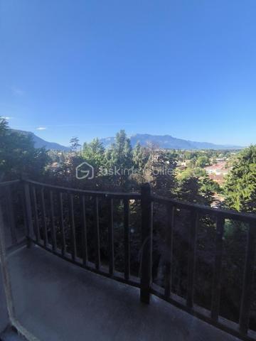 Rare sur le secteur ! En plein cœur de Voiron, à deux pas de toutes les commodités, cette demeure pleine de charme vous invite à un véritable coup de cœur. Nichée dans un parc arboré de plus de 5000 m², elle offre une vue imprenable sur les massifs environnants — un cadre de vie exceptionnel, à quelques minutes du centre-ville.

📍 Emplacement
En plein centre de Voiron
À proximité immédiate de toutes commodités (commerces, écoles, transports)
Vue imprenable sur les massifs

🌳 Extérieurs
Parc arboré de plus de 5000 m²
Cadre verdoyant et préservé, calme assuré
Garage double non accolé à la maison

🏠 Intérieurs
Surface utile de plus de 300 m²
2 étages
Combles aménageables (parquet déjà posé)
Sous-sol complet

✨ À prévoir
Un grand rafraîchissement pour la remettre à votre goût et révéler tout son potentiel
Terrain non constructible et non piscinable (PLU en vigueur)

Une maison à fort potentiel, dans un écrin de verdure rare en plein centre-ville. Contactez-nous vite pour une visite, les biens de ce type ne restent jamais longtemps sur le marché !

📞 Pour plus d'informations ou organiser une visite, contactez Anaïs Emptaz au 06 85 15 52 63.
Cette annonce vous est présentée par votre agent commercial BSK Immobilier ANAÏS EMPTAZ-COLOMB (EI) immatriculé au RSAC de GRENOBLE (38000) sous le numéro 88235476400046.