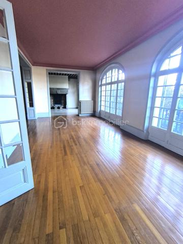 Rare sur le secteur ! En plein cœur de Voiron, à deux pas de toutes les commodités, cette demeure pleine de charme vous invite à un véritable coup de cœur. Nichée dans un parc arboré de plus de 5000 m², elle offre une vue imprenable sur les massifs environnants — un cadre de vie exceptionnel, à quelques minutes du centre-ville.

📍 Emplacement
En plein centre de Voiron
À proximité immédiate de toutes commodités (commerces, écoles, transports)
Vue imprenable sur les massifs

🌳 Extérieurs
Parc arboré de plus de 5000 m²
Cadre verdoyant et préservé, calme assuré
Garage double non accolé à la maison

🏠 Intérieurs
Surface utile de plus de 300 m²
2 étages
Combles aménageables (parquet déjà posé)
Sous-sol complet

✨ À prévoir
Un grand rafraîchissement pour la remettre à votre goût et révéler tout son potentiel
Terrain non constructible et non piscinable (PLU en vigueur)

Une maison à fort potentiel, dans un écrin de verdure rare en plein centre-ville. Contactez-nous vite pour une visite, les biens de ce type ne restent jamais longtemps sur le marché !

📞 Pour plus d'informations ou organiser une visite, contactez Anaïs Emptaz au 06 85 15 52 63.
Cette annonce vous est présentée par votre agent commercial BSK Immobilier ANAÏS EMPTAZ-COLOMB (EI) immatriculé au RSAC de GRENOBLE (38000) sous le numéro 88235476400046.