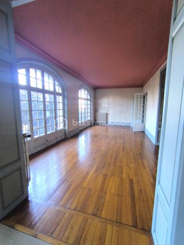 Rare sur le secteur ! En plein cœur de Voiron, à deux pas de toutes les commodités, cette demeure pleine de charme vous invite à un véritable coup de cœur. Nichée dans un parc arboré de plus de 5000 m², elle offre une vue imprenable sur les massifs environnants — un cadre de vie exceptionnel, à quelques minutes du centre-ville.

📍 Emplacement
En plein centre de Voiron
À proximité immédiate de toutes commodités (commerces, écoles, transports)
Vue imprenable sur les massifs

🌳 Extérieurs
Parc arboré de plus de 5000 m²
Cadre verdoyant et préservé, calme assuré
Garage double non accolé à la maison

🏠 Intérieurs
Surface utile de plus de 300 m²
2 étages
Combles aménageables (parquet déjà posé)
Sous-sol complet

✨ À prévoir
Un grand rafraîchissement pour la remettre à votre goût et révéler tout son potentiel
Terrain non constructible et non piscinable (PLU en vigueur)

Une maison à fort potentiel, dans un écrin de verdure rare en plein centre-ville. Contactez-nous vite pour une visite, les biens de ce type ne restent jamais longtemps sur le marché !

📞 Pour plus d'informations ou organiser une visite, contactez Anaïs Emptaz au 06 85 15 52 63.
Cette annonce vous est présentée par votre agent commercial BSK Immobilier ANAÏS EMPTAZ-COLOMB (EI) immatriculé au RSAC de GRENOBLE (38000) sous le numéro 88235476400046.