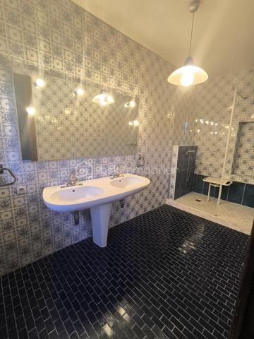 Rare sur le secteur ! En plein cœur de Voiron, à deux pas de toutes les commodités, cette demeure pleine de charme vous invite à un véritable coup de cœur. Nichée dans un parc arboré de plus de 5000 m², elle offre une vue imprenable sur les massifs environnants — un cadre de vie exceptionnel, à quelques minutes du centre-ville.

📍 Emplacement
En plein centre de Voiron
À proximité immédiate de toutes commodités (commerces, écoles, transports)
Vue imprenable sur les massifs

🌳 Extérieurs
Parc arboré de plus de 5000 m²
Cadre verdoyant et préservé, calme assuré
Garage double non accolé à la maison

🏠 Intérieurs
Surface utile de plus de 300 m²
2 étages
Combles aménageables (parquet déjà posé)
Sous-sol complet

✨ À prévoir
Un grand rafraîchissement pour la remettre à votre goût et révéler tout son potentiel
Terrain non constructible et non piscinable (PLU en vigueur)

Une maison à fort potentiel, dans un écrin de verdure rare en plein centre-ville. Contactez-nous vite pour une visite, les biens de ce type ne restent jamais longtemps sur le marché !

📞 Pour plus d'informations ou organiser une visite, contactez Anaïs Emptaz au 06 85 15 52 63.
Cette annonce vous est présentée par votre agent commercial BSK Immobilier ANAÏS EMPTAZ-COLOMB (EI) immatriculé au RSAC de GRENOBLE (38000) sous le numéro 88235476400046.