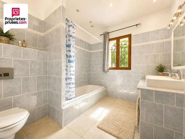 PROPRIETE  9 pièces 249 m2 avec Annexes, Piscine et terrain paysager de 4000 m2