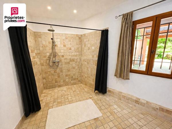 PROPRIETE  9 pièces 249 m2 avec Annexes, Piscine et terrain paysager de 4000 m2