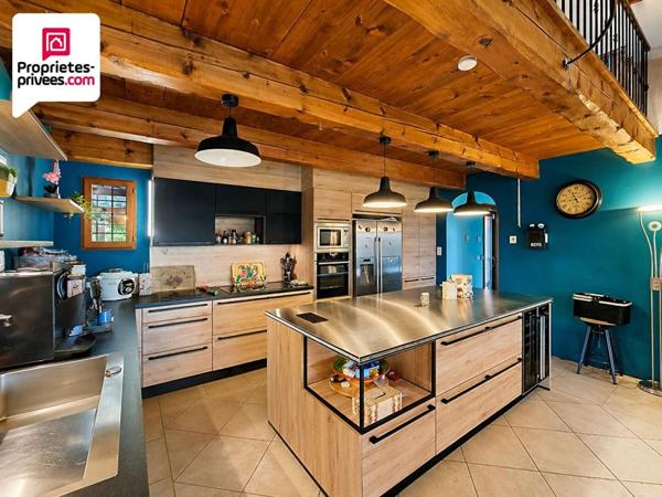 PROPRIETE  9 pièces 249 m2 avec Annexes, Piscine et terrain paysager de 4000 m2