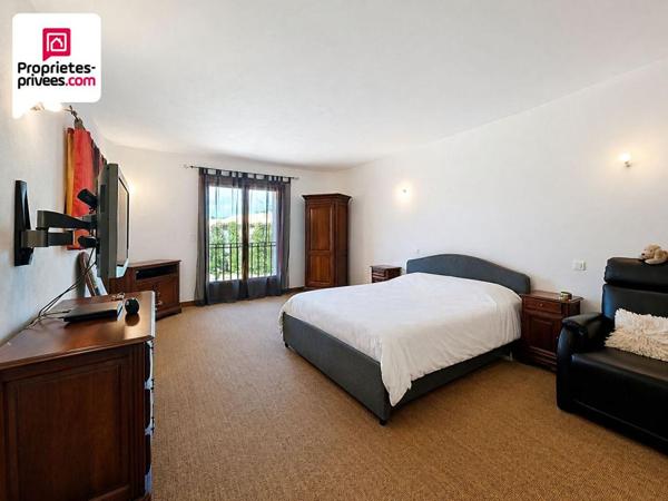 PROPRIETE  9 pièces 249 m2 avec Annexes, Piscine et terrain paysager de 4000 m2