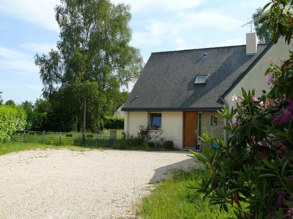 Maison contemporaine sur grand terrain de 1900m², offrant :
- au rez de chaussée : une cuisine...