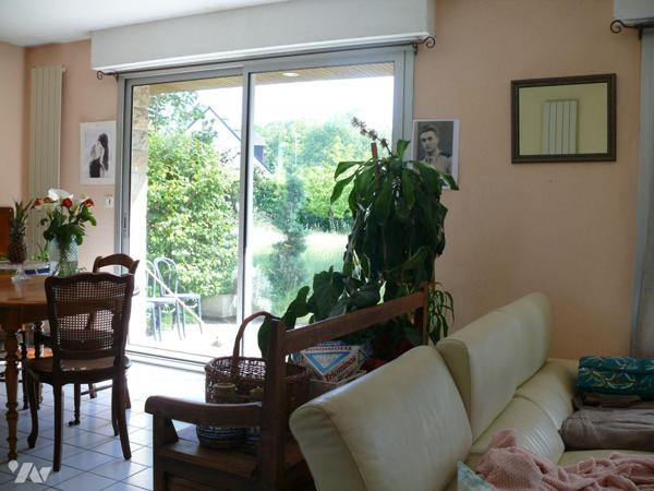 Maison contemporaine sur grand terrain de 1900m², offrant :
- au rez de chaussée : une cuisine...